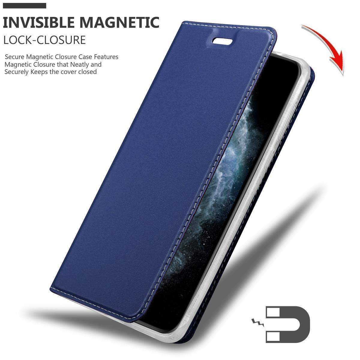 Blaue Handyhülle, offen, mit einem Telefon im Inneren. Die Hülle hat einen Magnetverschluss. Ein Magnetsymbol wird angezeigt.
