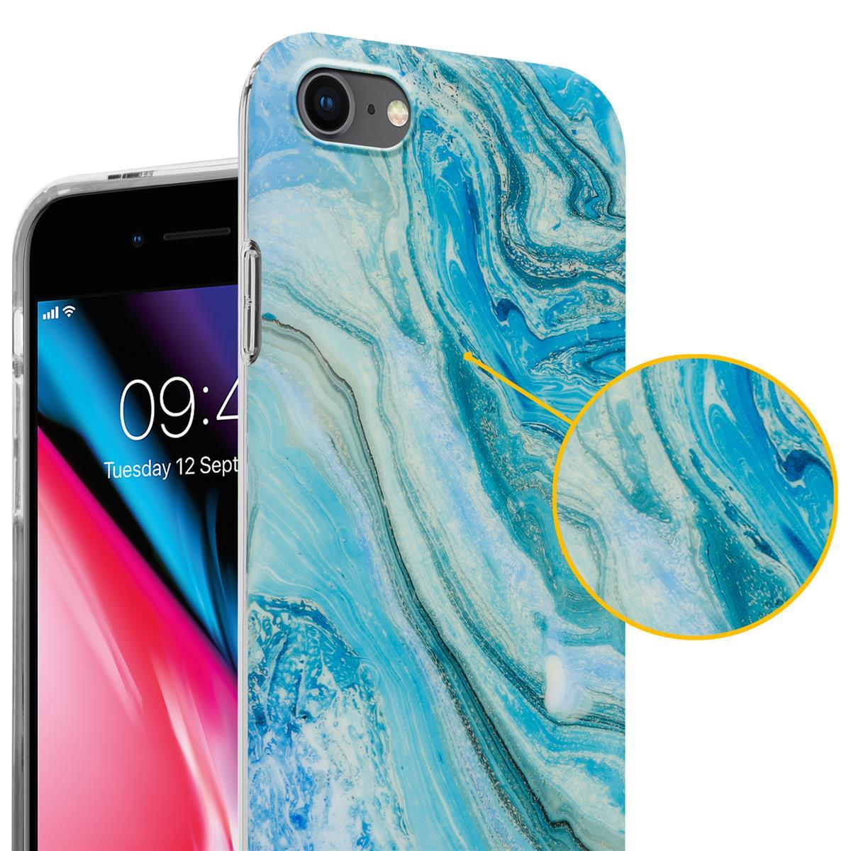 iPhone con custodia con motivo marmorizzato blu, su sfondo bianco.
