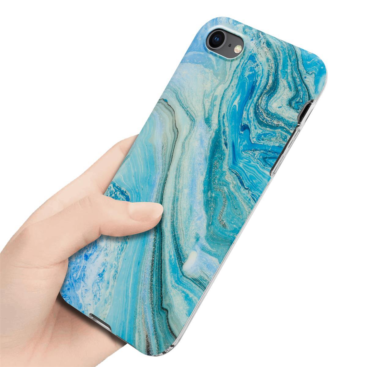 Una mano che tiene un telefono con un design a marmo blu. Il design del telefono è visibile.