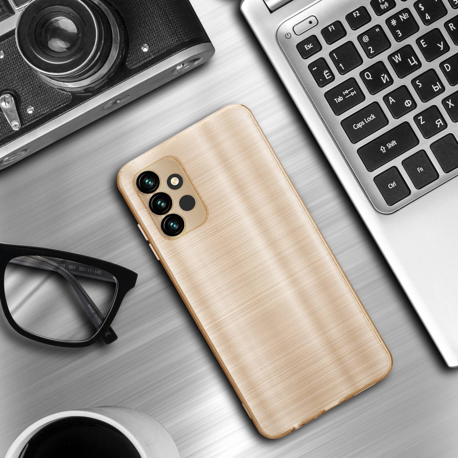 Una custodia per telefono dorata su un tavolo con un laptop, occhiali e una tazza di caffè.
