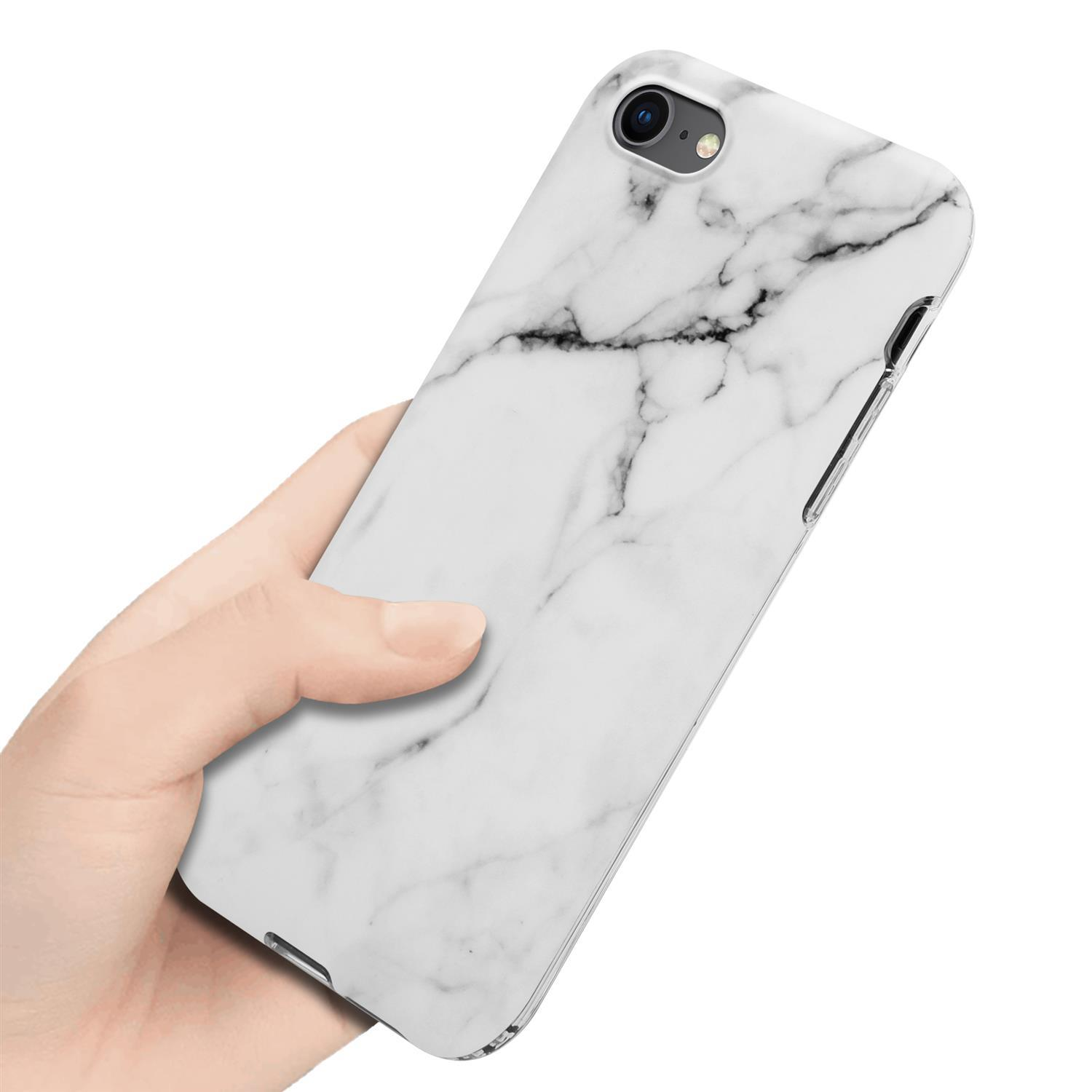 Una mano che tiene una custodia per telefono in marmo bianco. La custodia ha venature nere e finitura lucida.