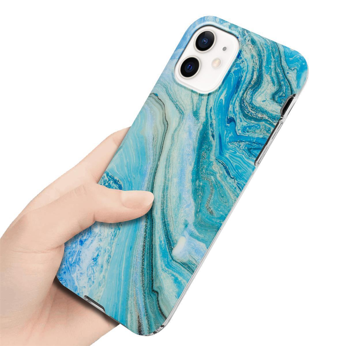 Hand hält eine Handyhülle mit blauem Marmormuster.