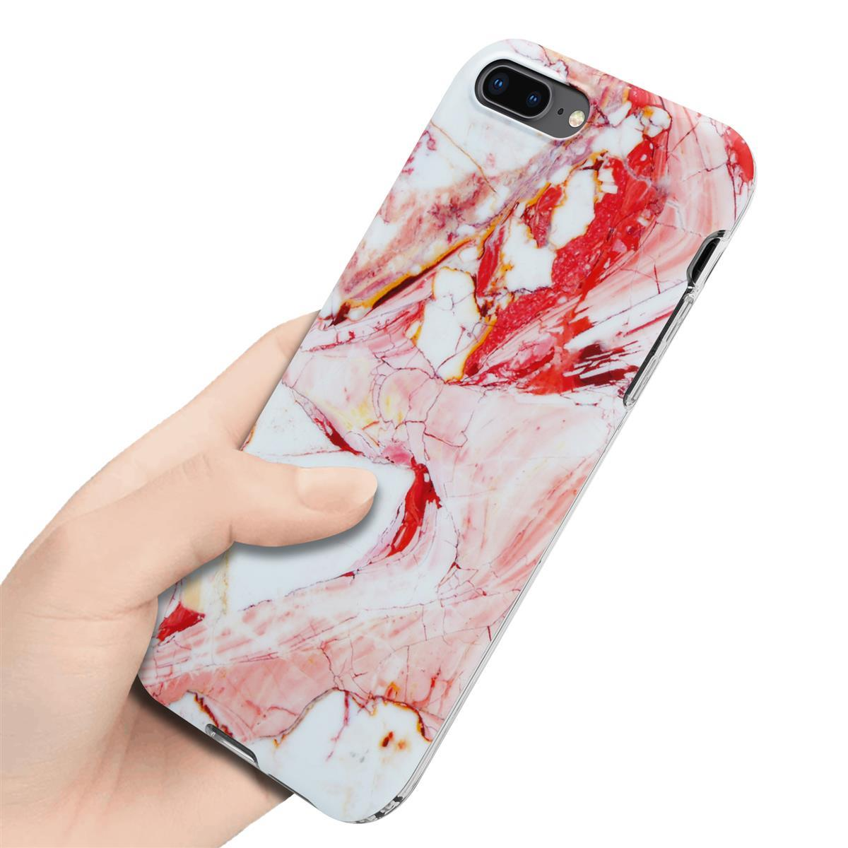Hand hält Handy mit Marmordesign. Hintergrund: weiße Oberfläche. Telefon befindet sich in der Hülle.