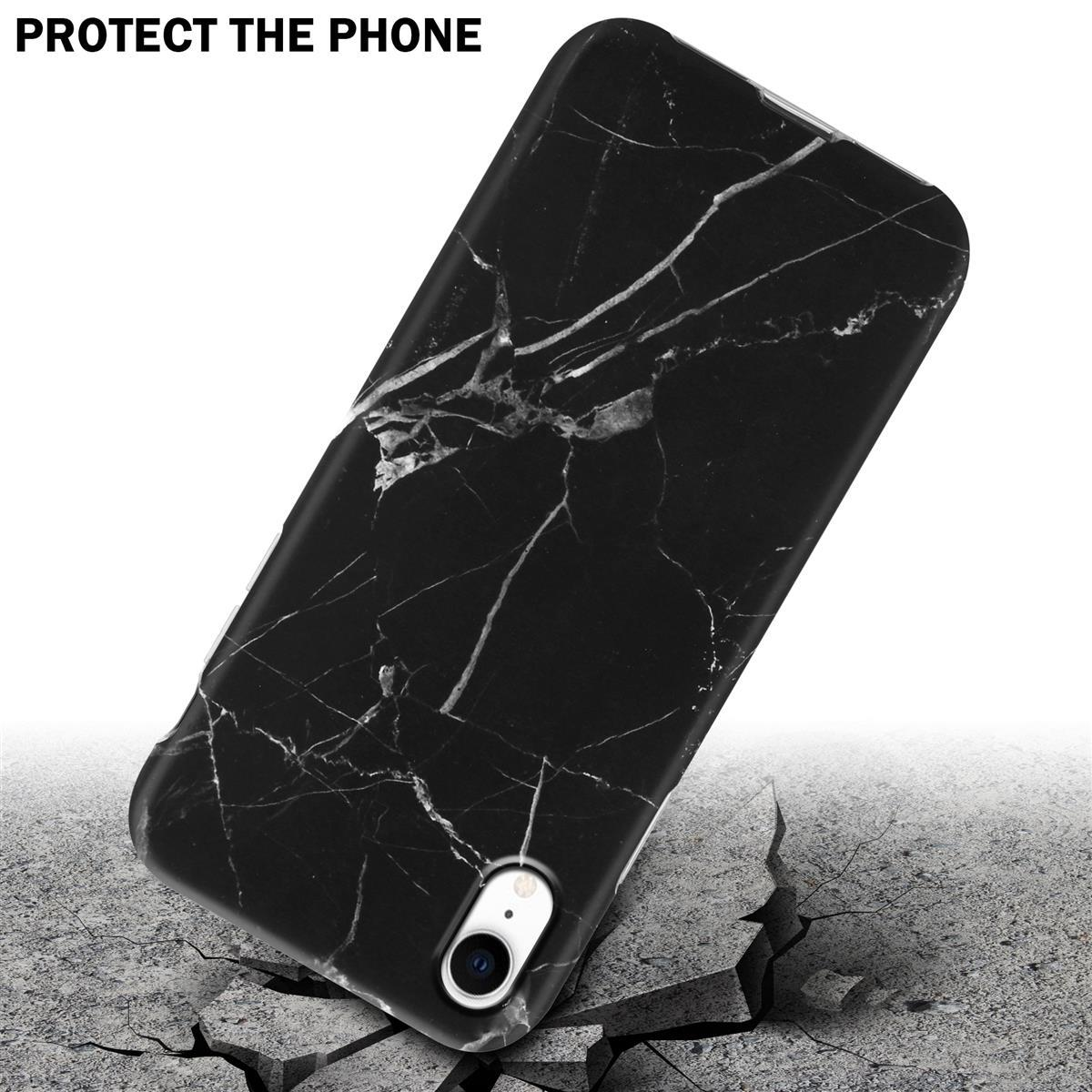 Custodia per telefono nera con texture marmorea su un terreno crepato. Testo Proteggi il telefono visibile.