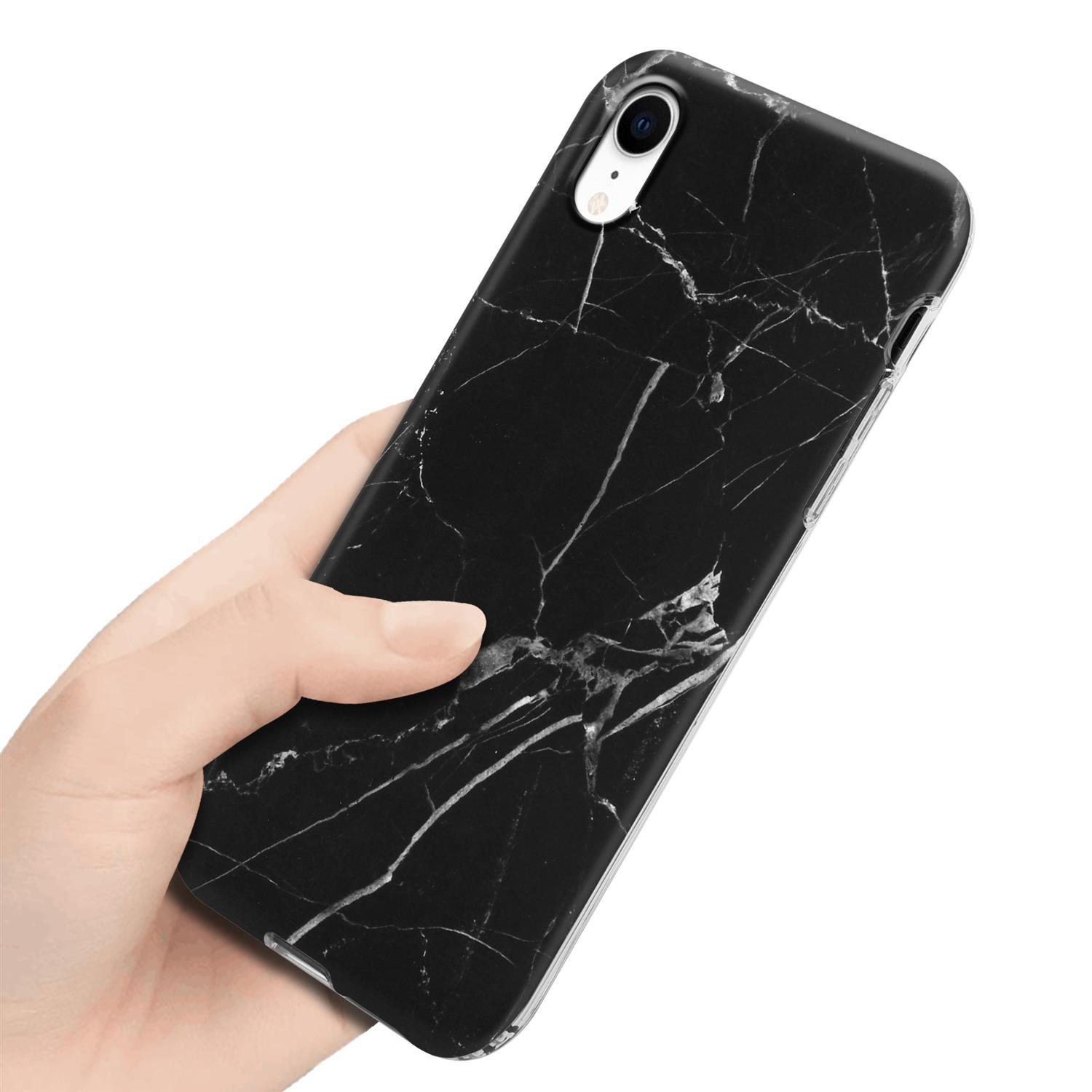 Una mano che tiene una custodia nera per telefono con un design marmorizzato. La custodia è bianca e nera.