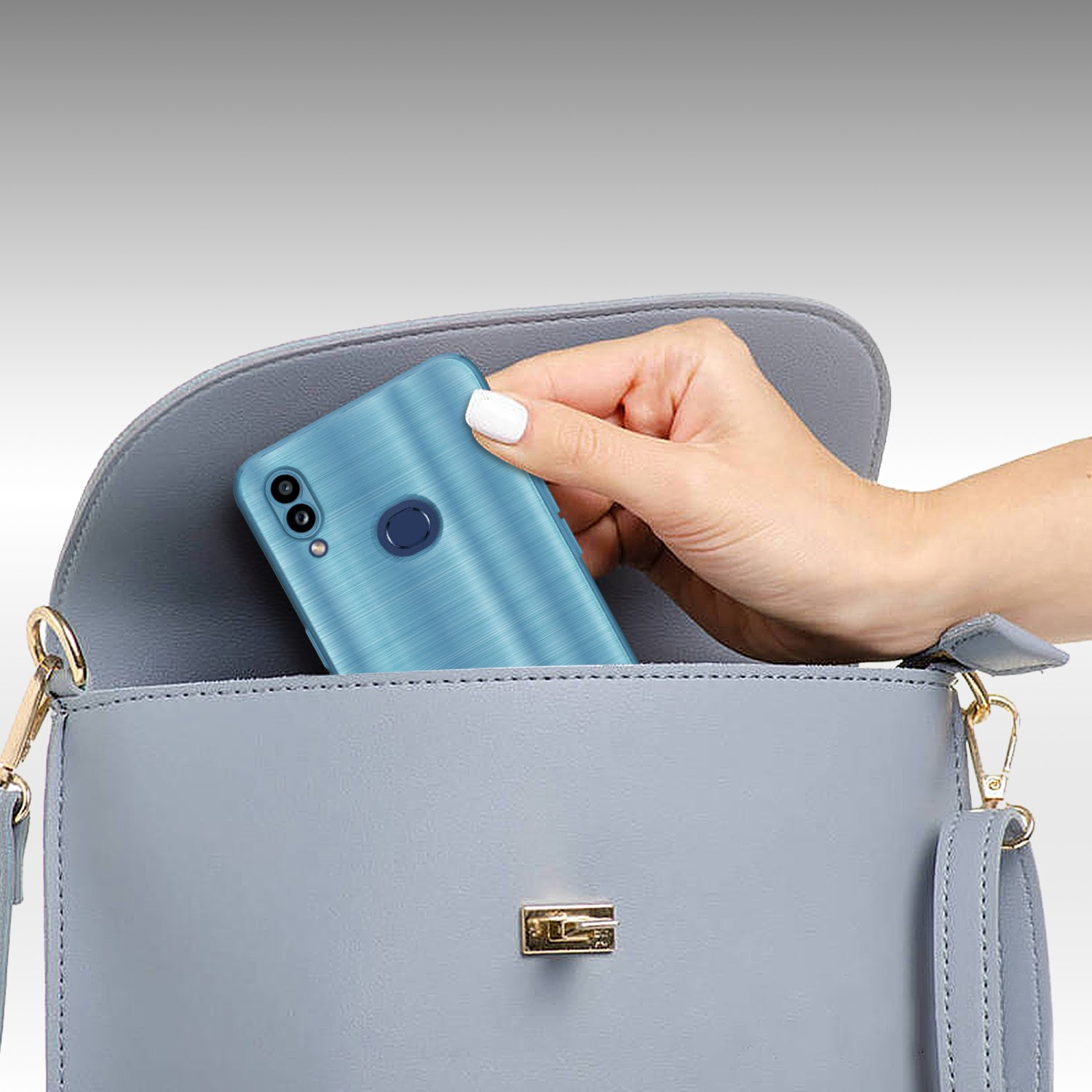 Una mano sta mettendo un telefono blu in una borsa grigia. Il telefono è in una custodia.