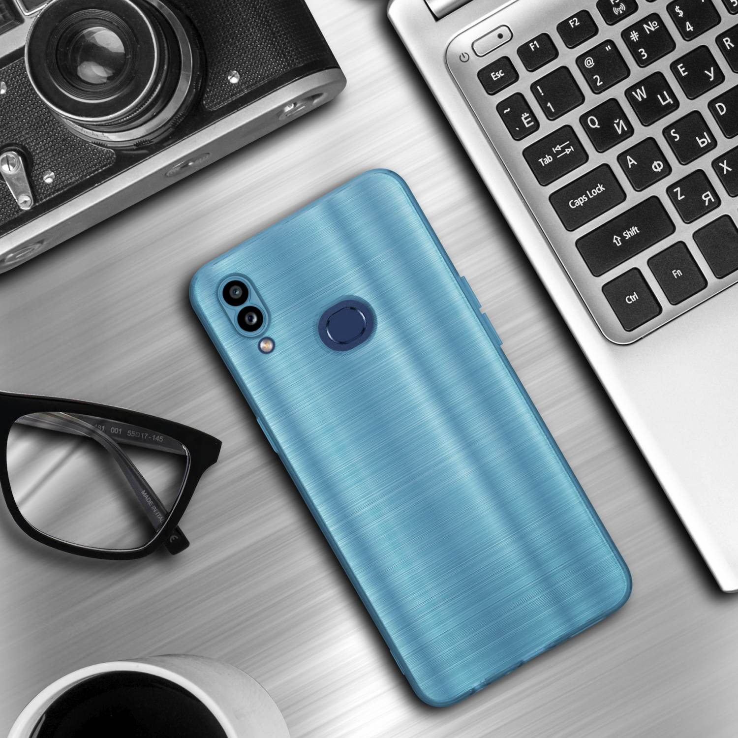 Custodia blu su una scrivania con laptop, occhiali, fotocamera e tazza di caffè.