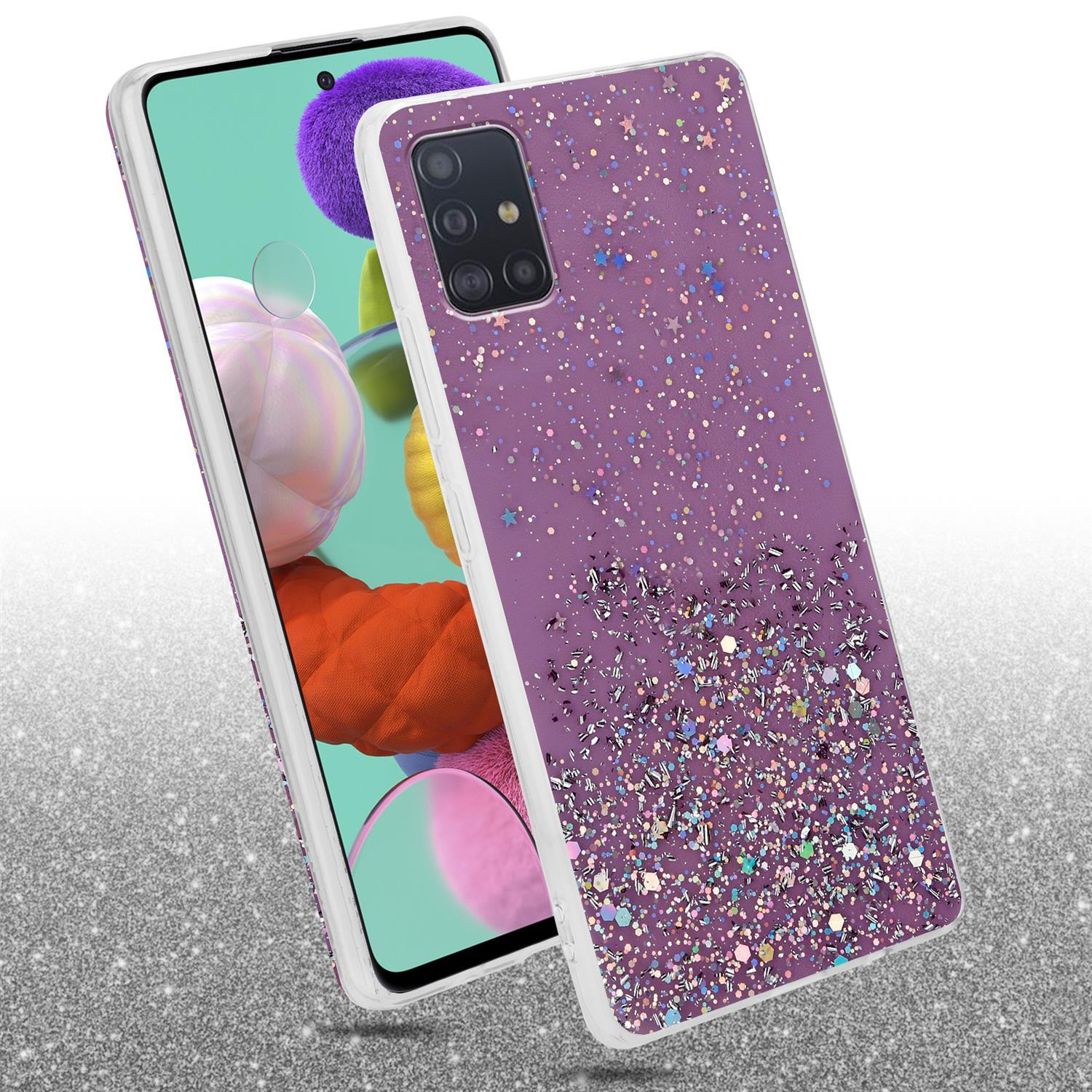 Telefon mit Hülle. Klare Hülle mit Glitzer und lila Hintergrund. Telefonbildschirm ist an.