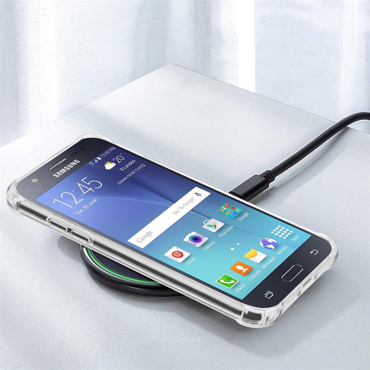 Telefono in carica su un pad wireless. Lo schermo mostra l'ora, icone e meteo.