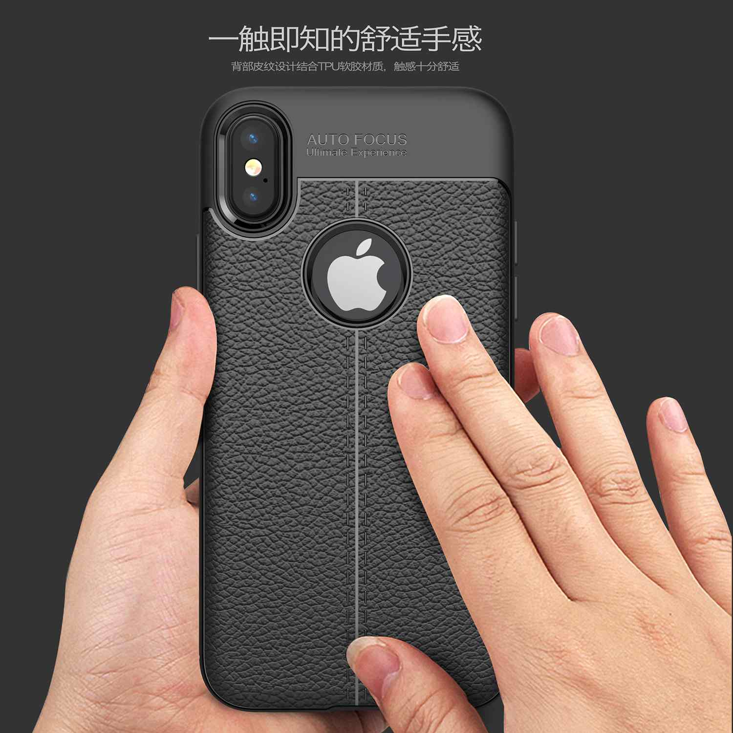 Hand hält eine schwarze Handyhülle mit weißem Apple-Logo. Es hat eine strukturierte Rückseite.