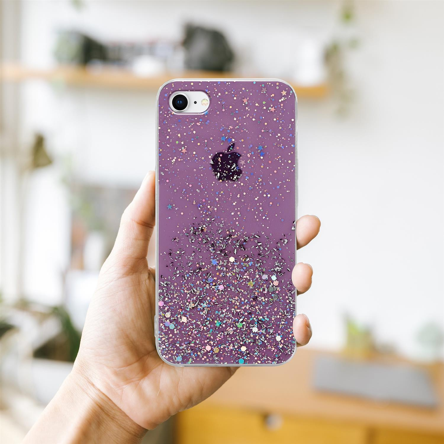 Hand, die eine lila Handyhülle mit Glitzer und einem Apple-Logo hält.