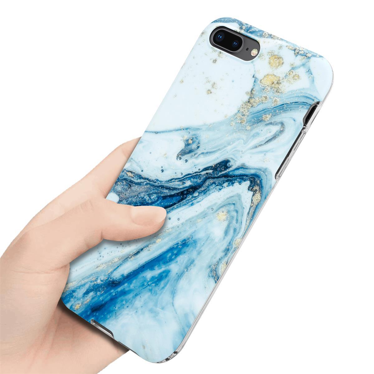 Hand hält Telefon mit blauem und weißem Marmordesign.