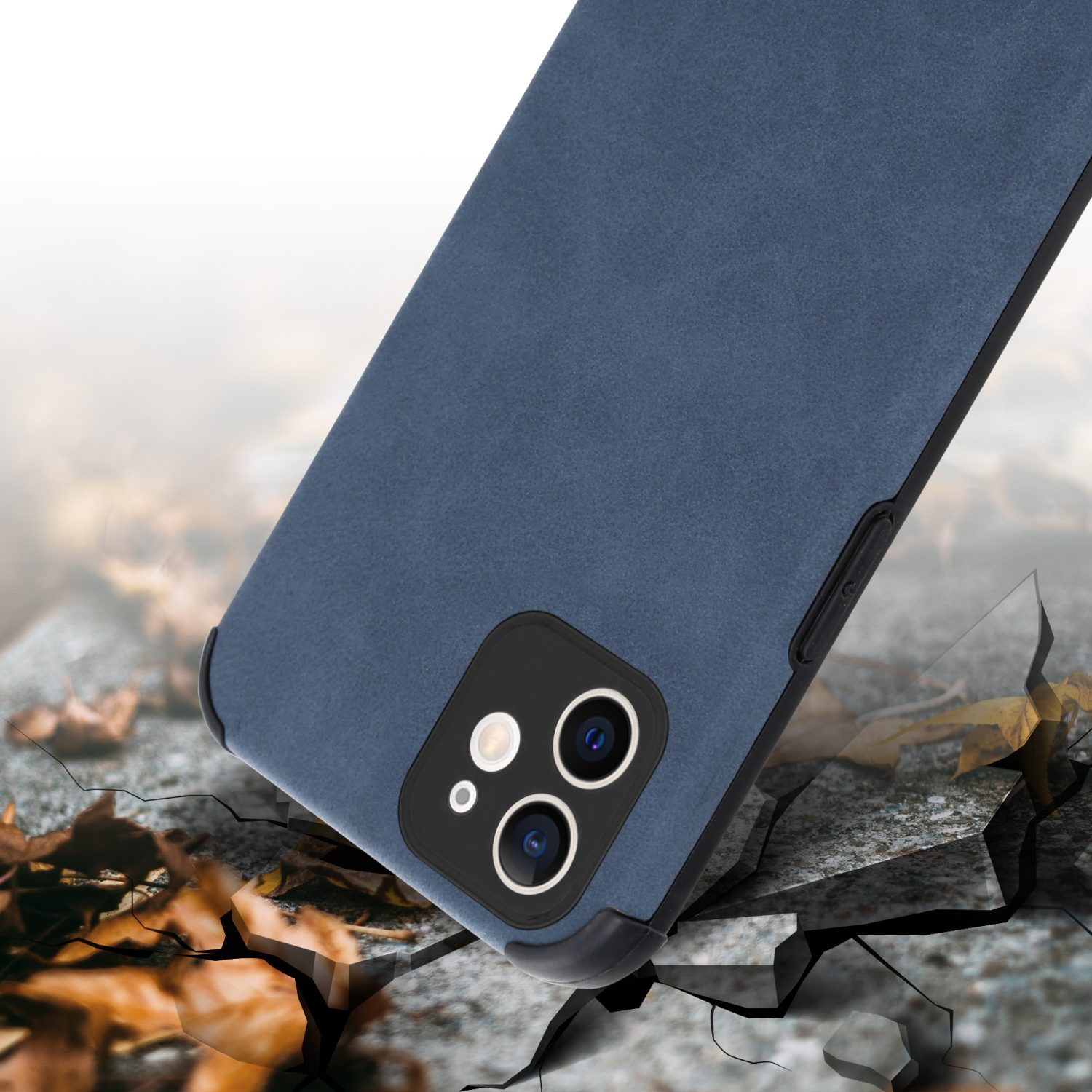 Ein Telefon mit blauer Hülle, rissigem Boden und einer Darstellung des Aufpralls. Das Telefon ist zentriert.