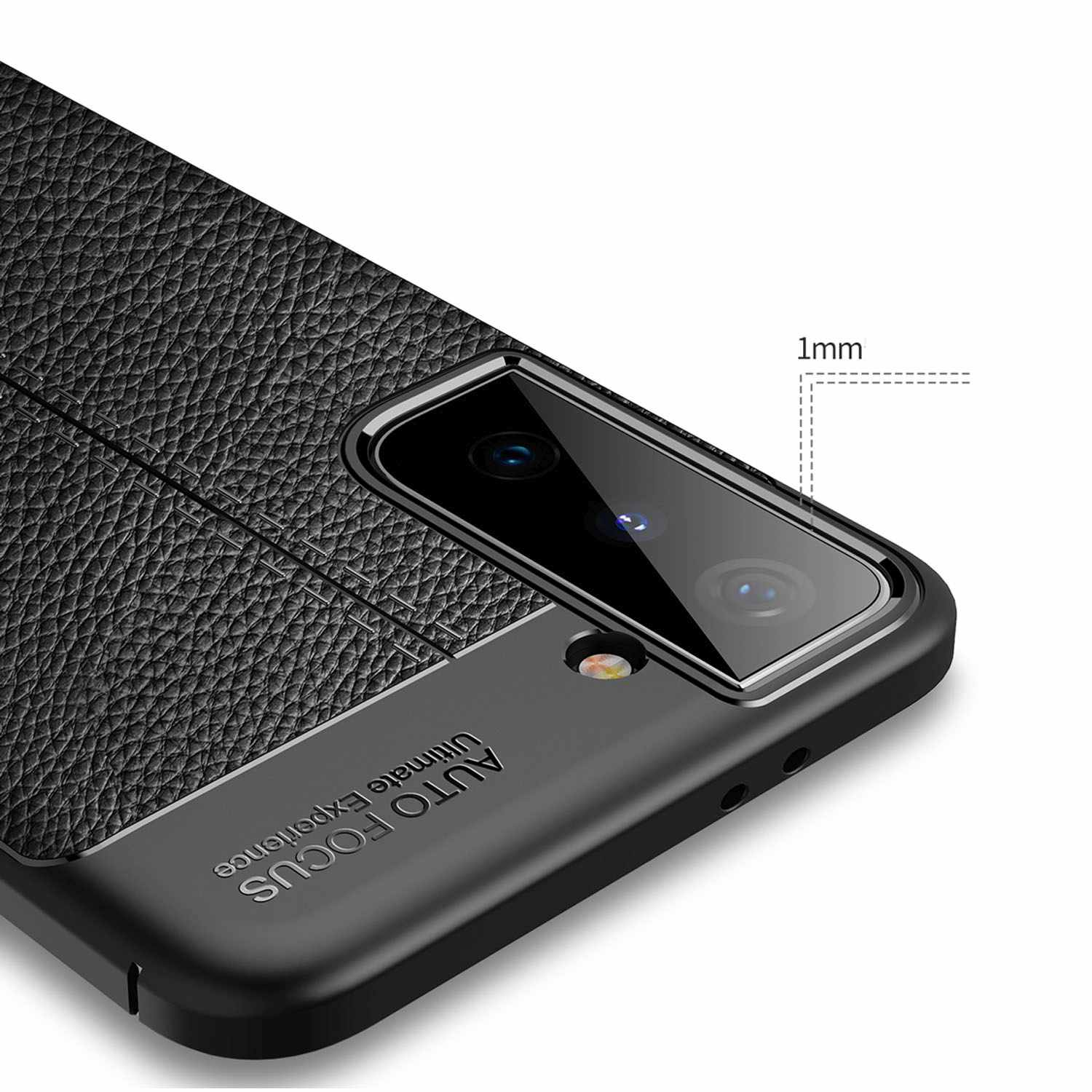 Custodia per telefono nera con superficie strutturata. Telefono con fotocamera. Sfondo nero.