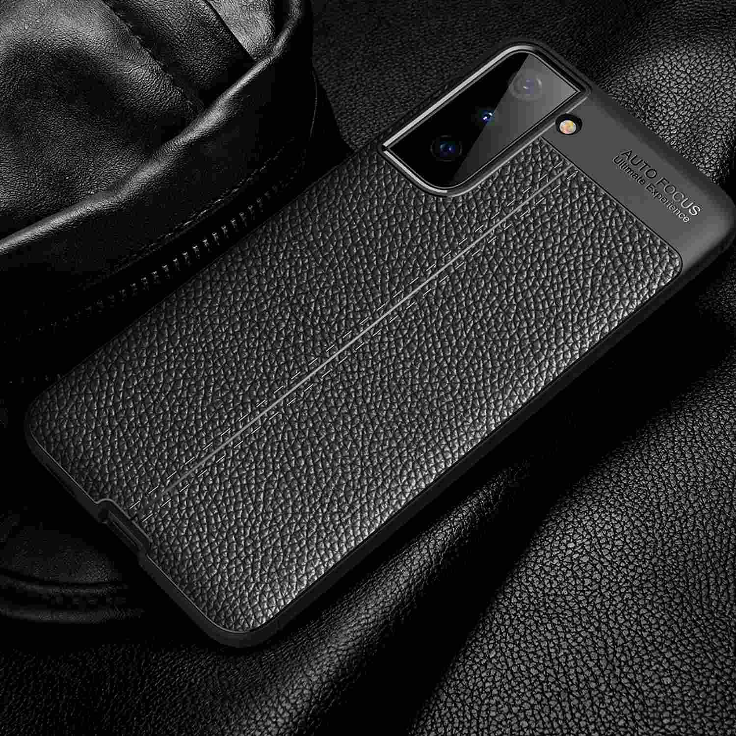 Custodia nera strutturata su pelle nera. Testo autofocus.