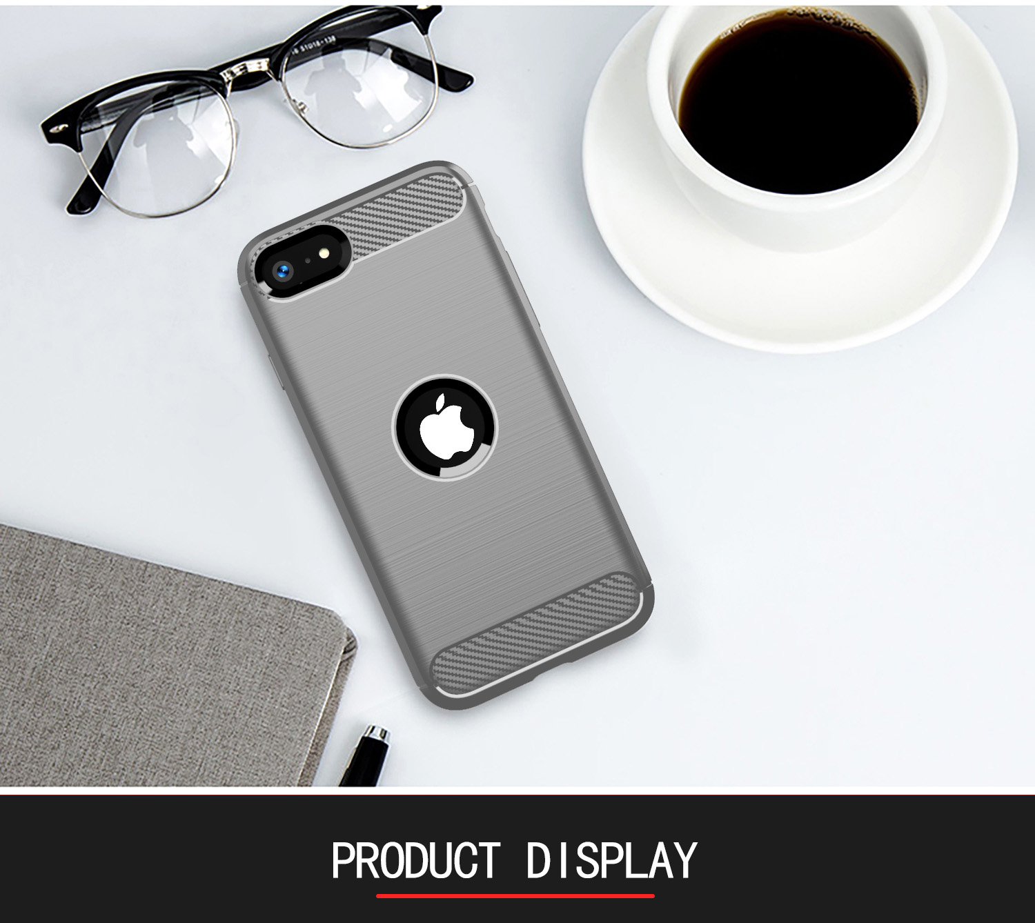 Eine graue Handyhülle mit einem silbernen Apple-Logo. Es liegt auf einem weißen Schreibtisch mit einer Tasse Kaffee und Brille.