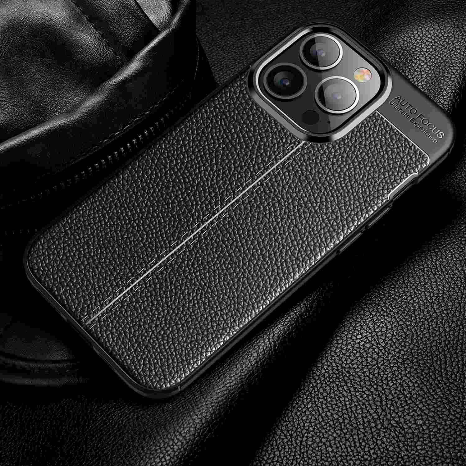 Schwarze Leder-Handyhülle. Telefon darin. Strukturiertes Leder. Schwarzer Hintergrund.