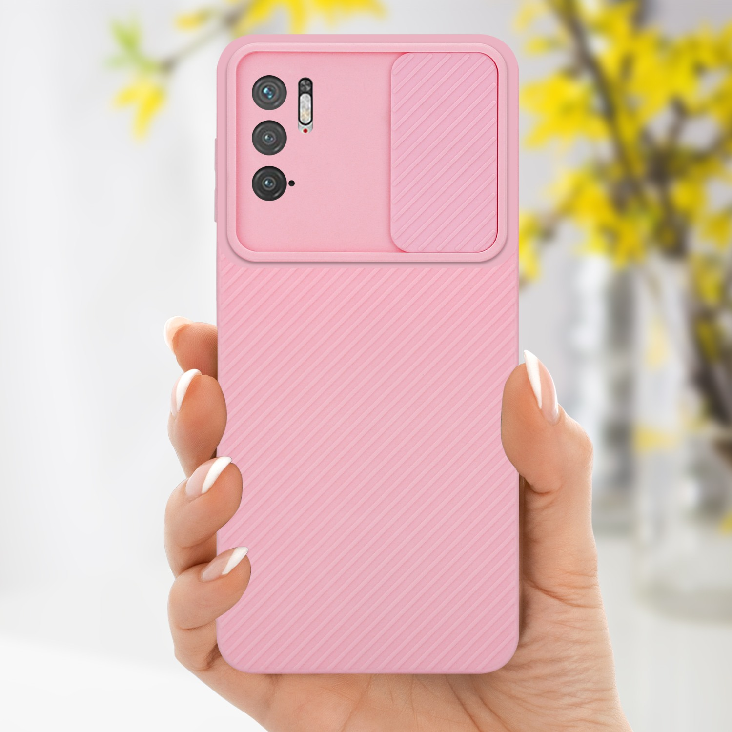 Hand hält eine rosa Handyhülle mit Kameraschutz.