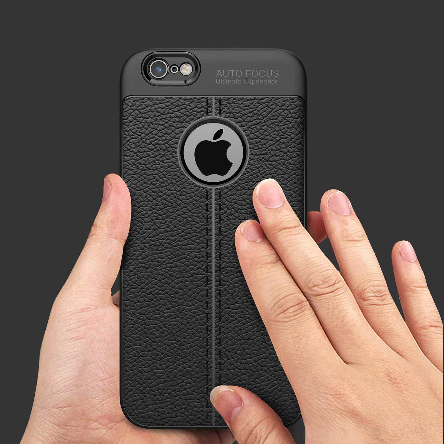 Hand hält schwarze Handyhülle mit Apple-Logo. Text: 'AUTO FOCUS Ultimate Experiences'.