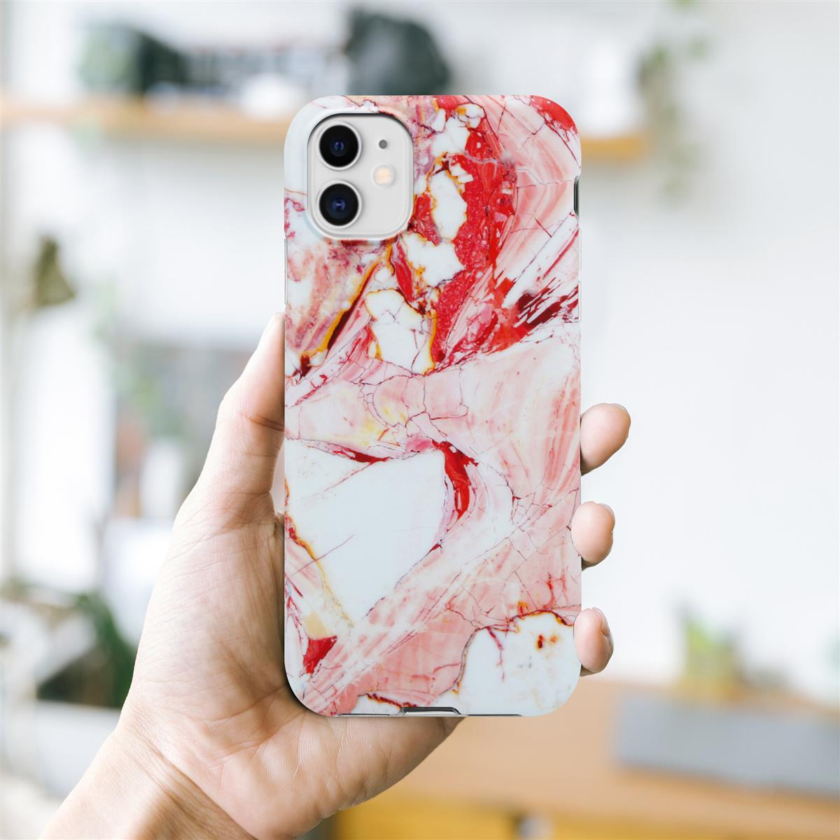 Mano che tiene un telefono con custodia in marmo rosso e bianco.