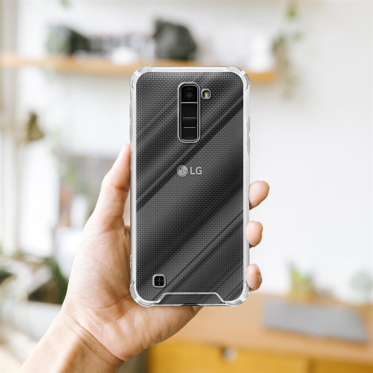 Mano che tiene una custodia trasparente su un telefono nero con logo LG, su sfondo sfocato.