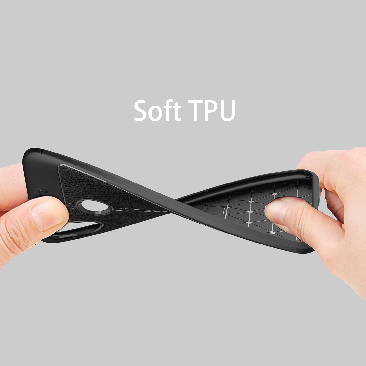 Hände biegen eine schwarze TPU-Handyhülle. Der Text "Soft TPU" steht darüber.