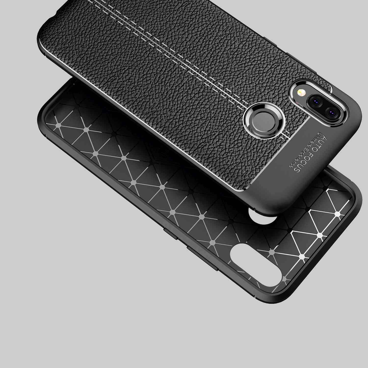 Schwarze Handyhülle mit Telefon drin. Strukturiert mit Nahtdetail. Grauer Hintergrund.