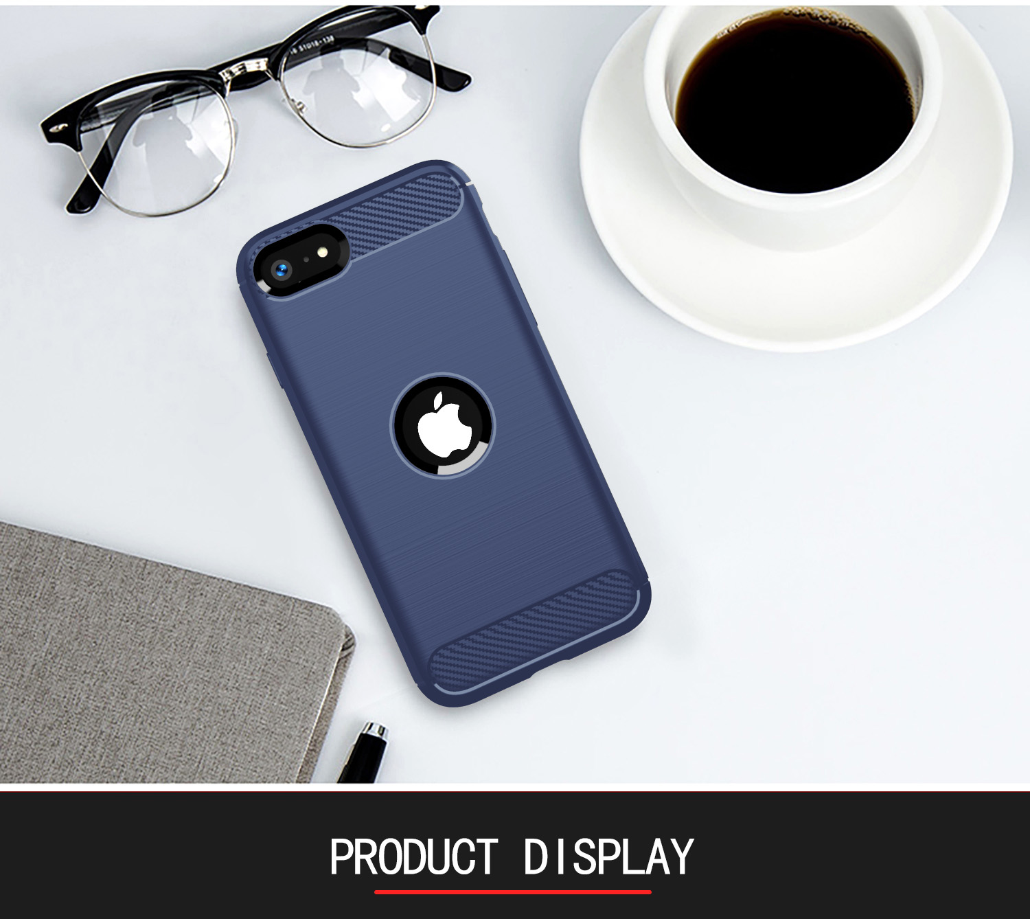 Blaue Handyhülle mit weißem Apple-Logo auf Tisch mit Brille und Kaffeetasse.