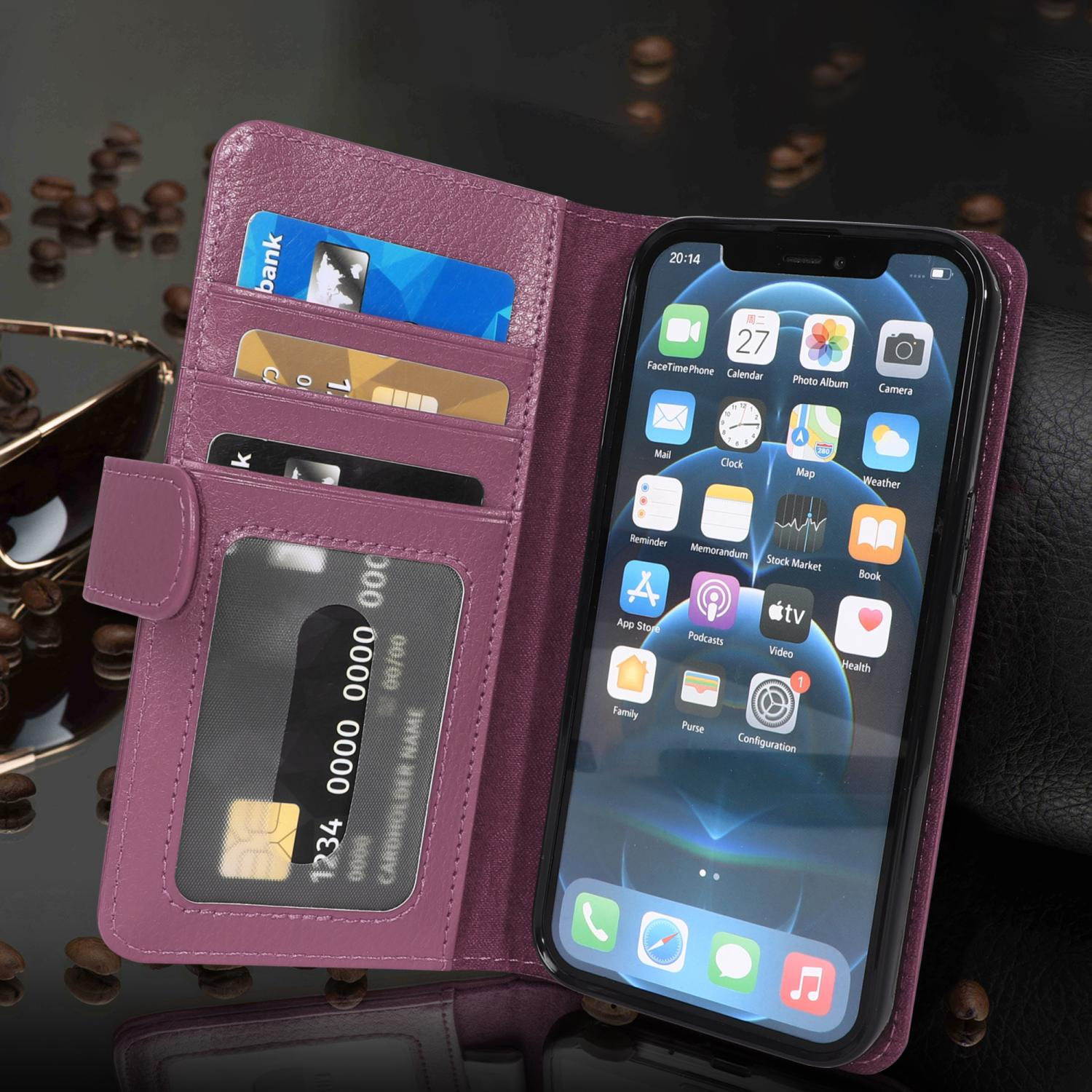 Lila Handyhülle mit Telefon und Karten. Hintergrund ist verschwommen.