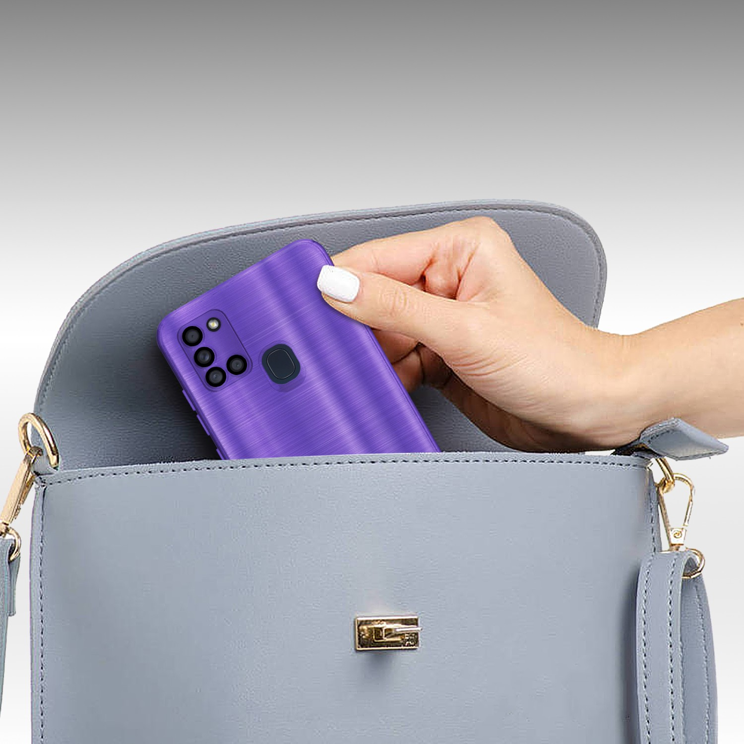 Una mano che tiene una custodia viola per telefono, la mette in una borsa grigia.