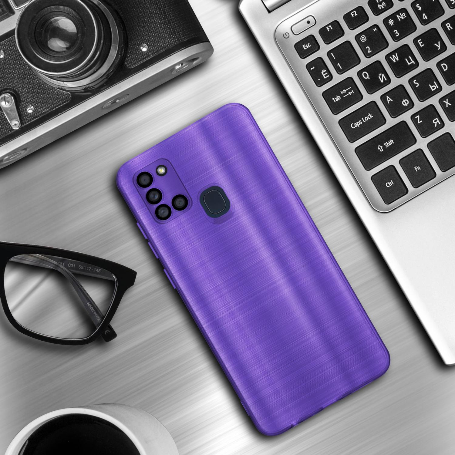 Una custodia per telefono su una scrivania con un laptop, una fotocamera e occhiali. La custodia è viola con una texture.