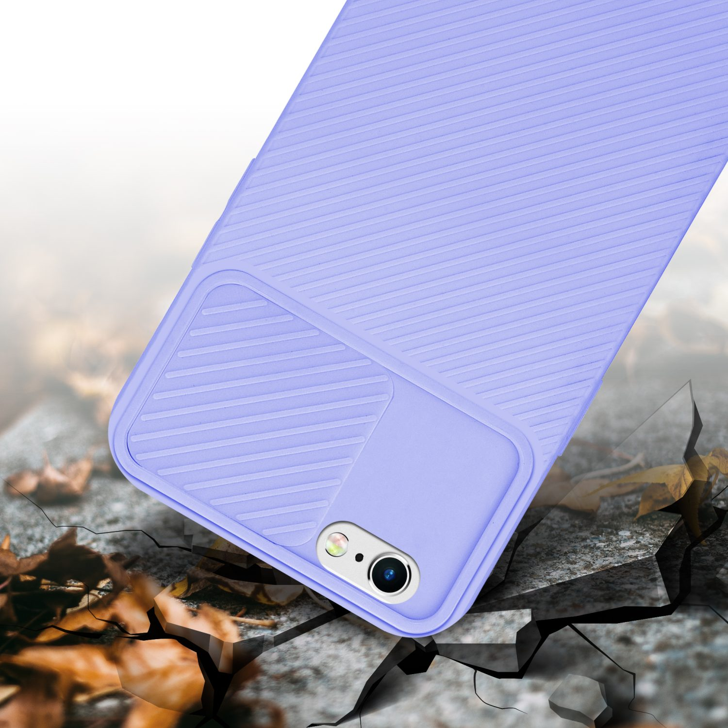 Lila Handyhülle. Das Telefon liegt auf einer Oberfläche. Die Oberfläche ist gerissen.