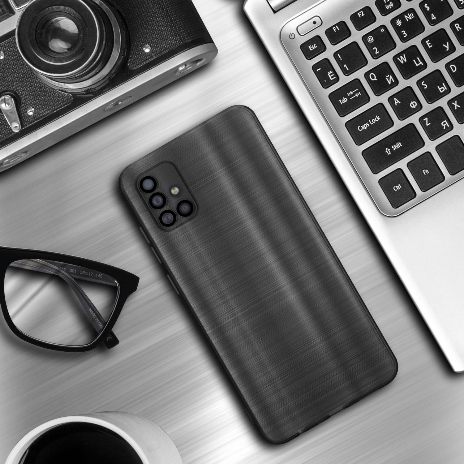 Custodia per telefono nera con texture in metallo spazzolato, accanto a un laptop, occhiali e una tazza di caffè.