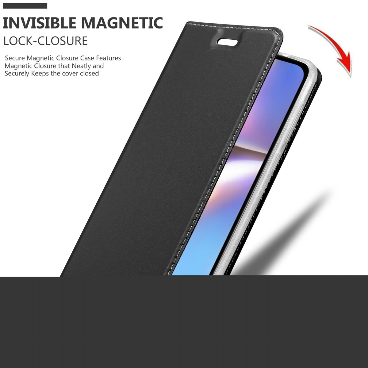 Schwarze Handyhülle, die sich öffnet und einen Magnetverschluss hat. Heller Hintergrund.