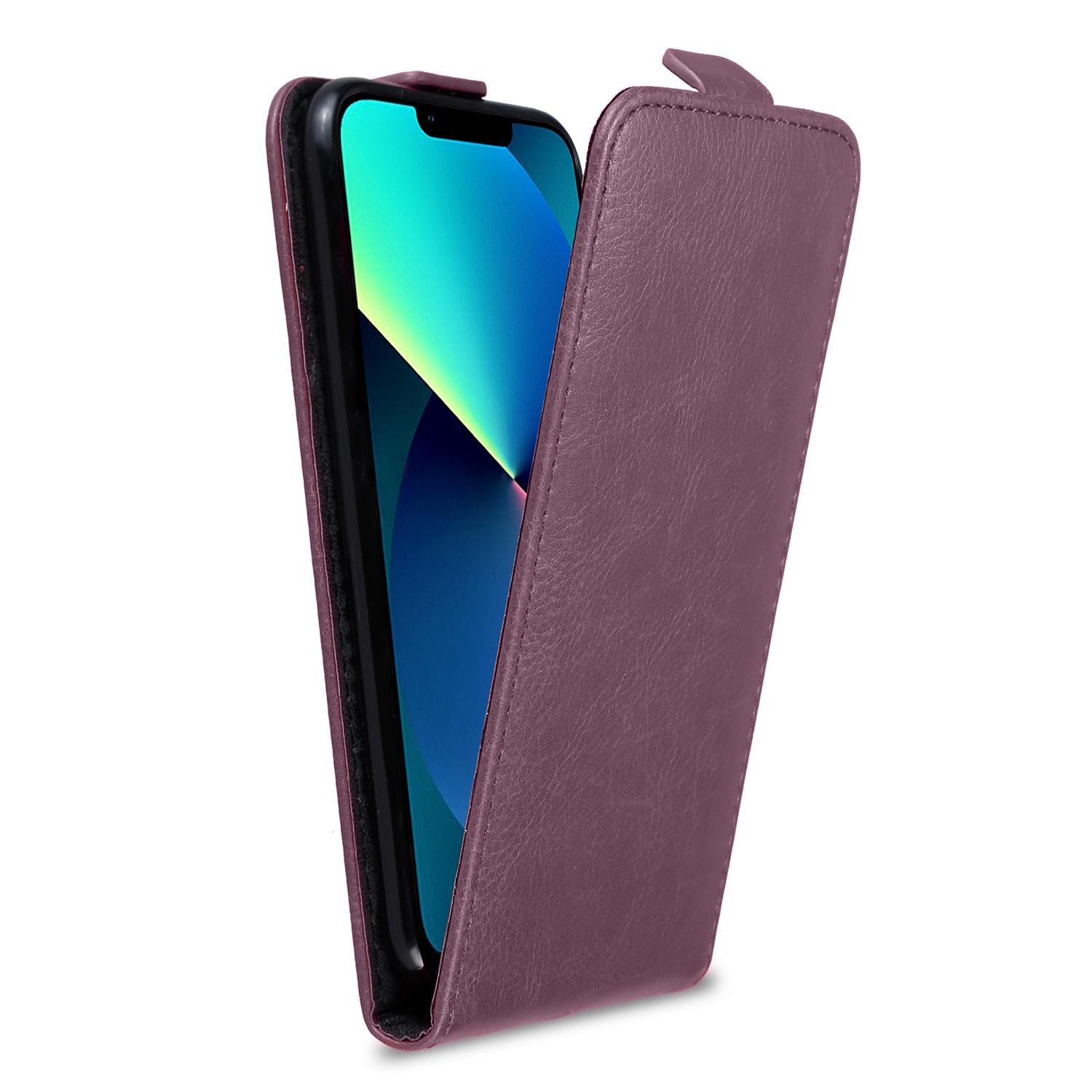 Lila Handyhülle mit einem Telefon darin, geöffnet und den Bildschirm zeigend. Weißer Hintergrund.