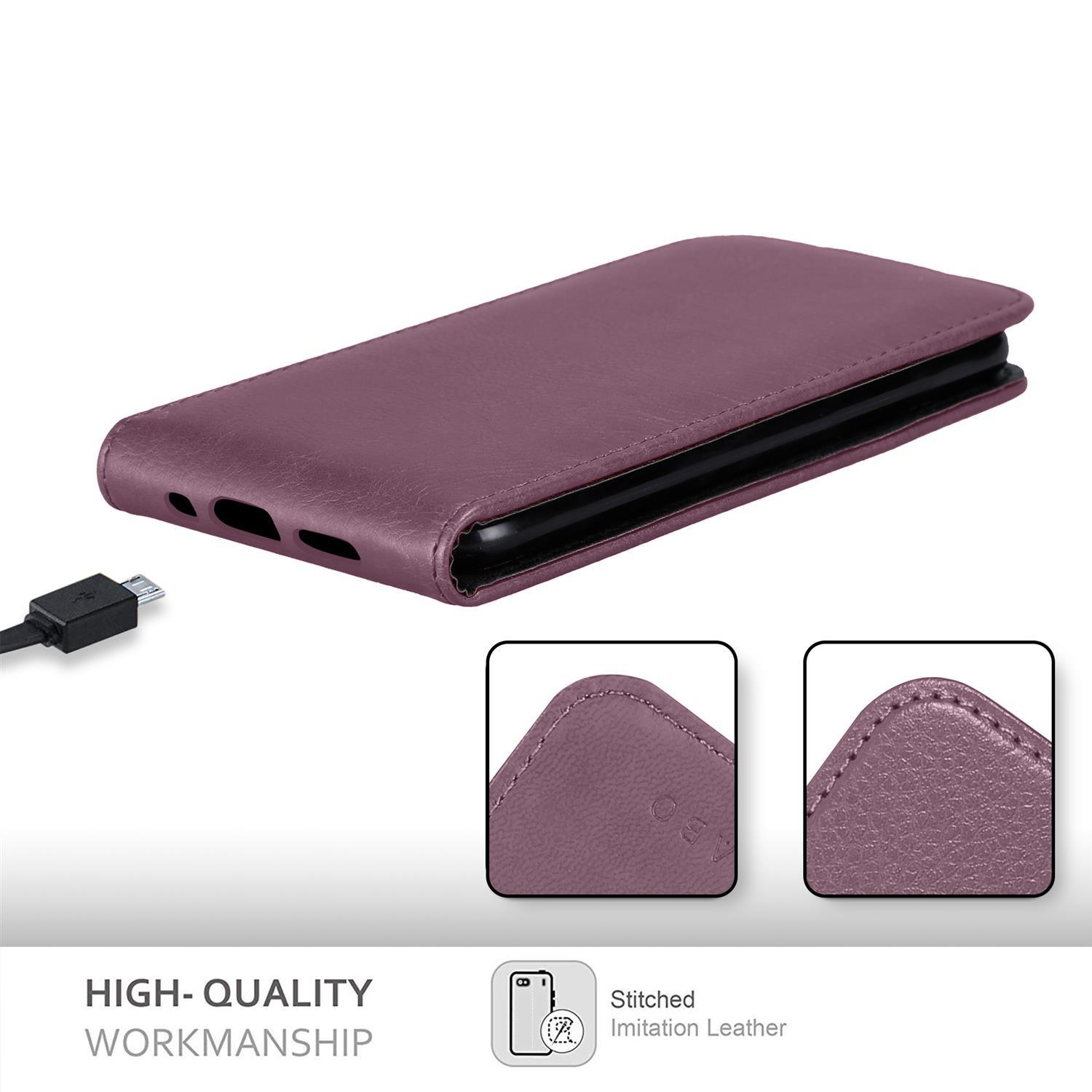 Lila Handyhülle. Schwarzes Handy innen. Hochwertiges Design mit Nahtdetails. Weißer Hintergrund.