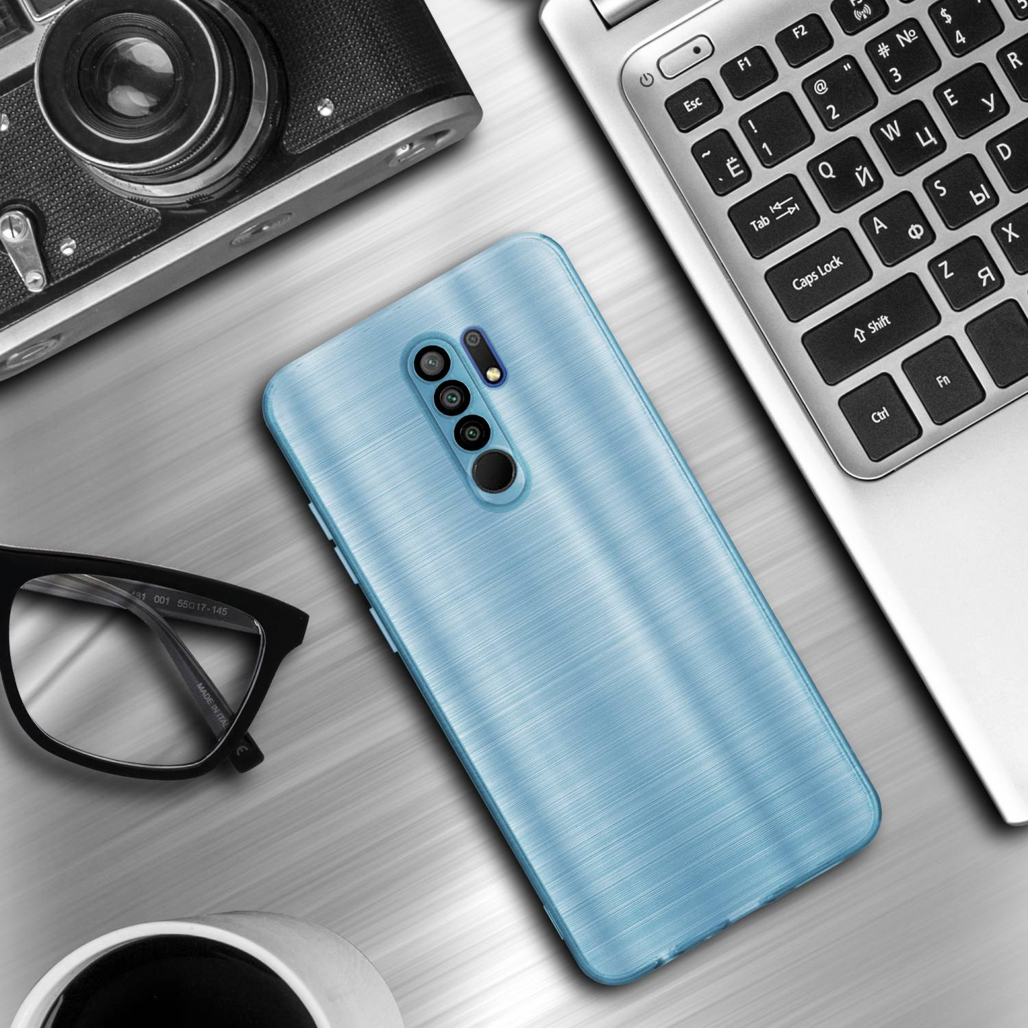 Una custodia blu per telefono su un tavolo con laptop, occhiali e fotocamera.
