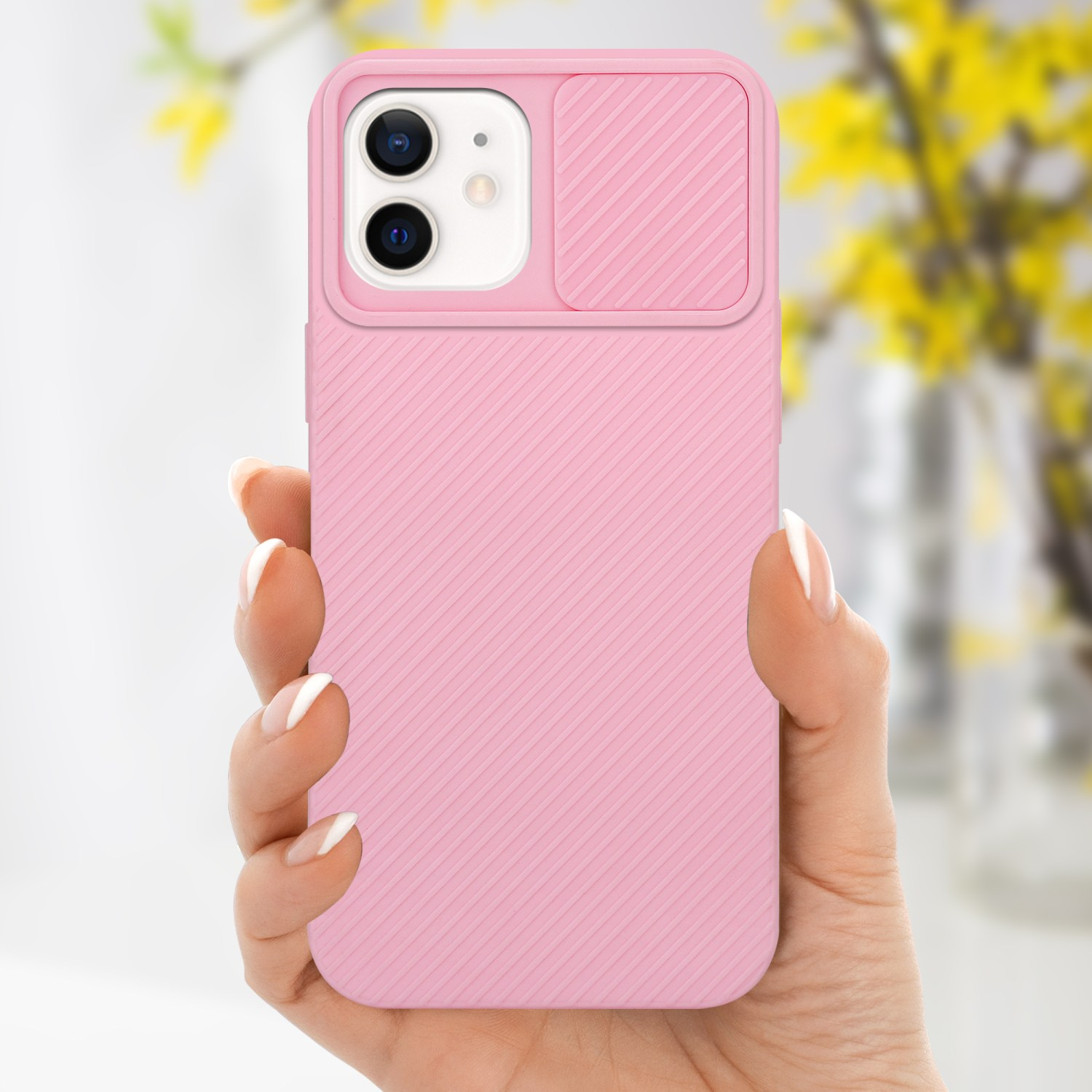 Eine Hand, die eine pinkfarbene Handyhülle mit einer Kameraabdeckung hält. Der Hintergrund hat gelbe Blumen.