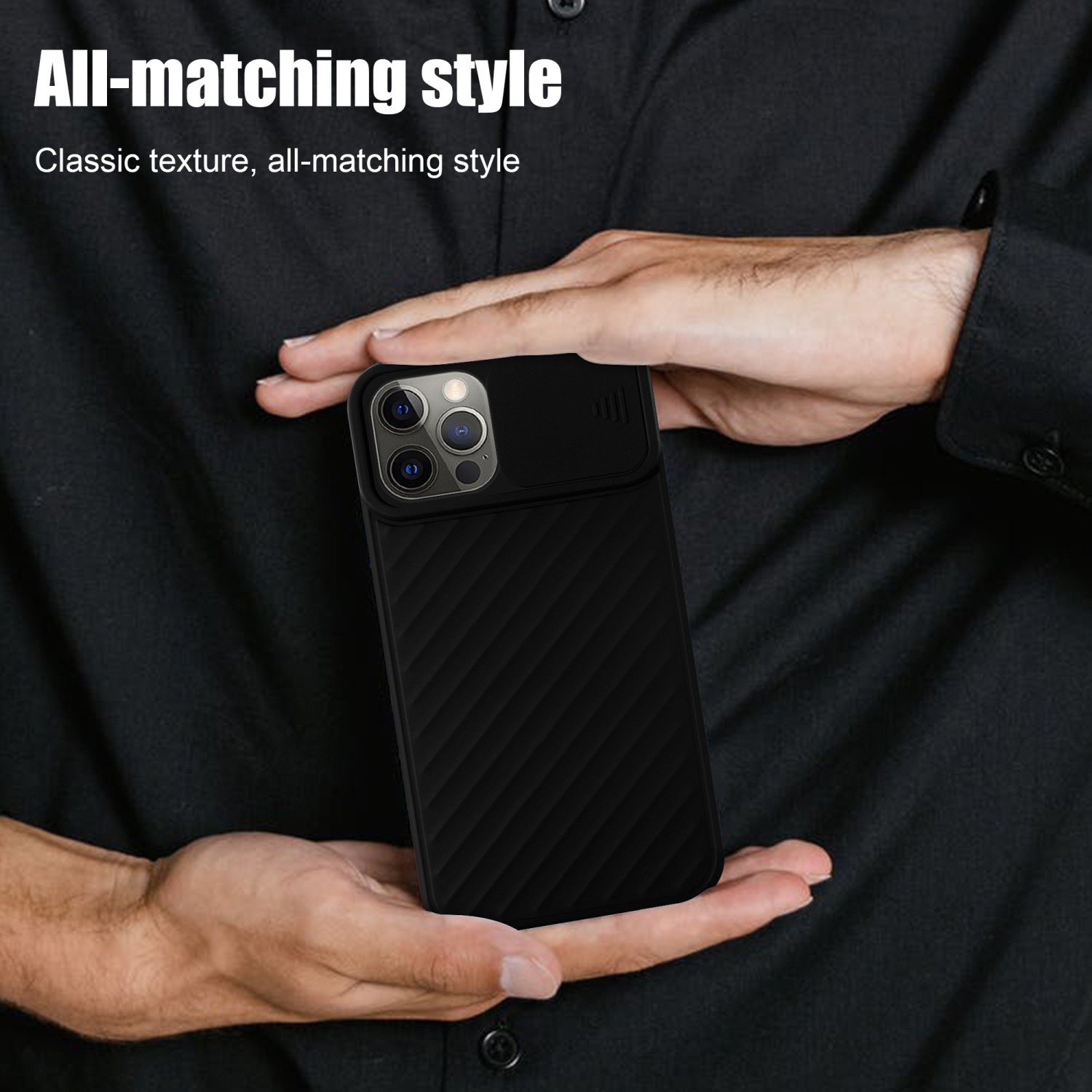 Schwarze Handyhülle, gehalten von einer Person. Die Hülle hat eine Kameraabdeckung und ein strukturiertes Design.