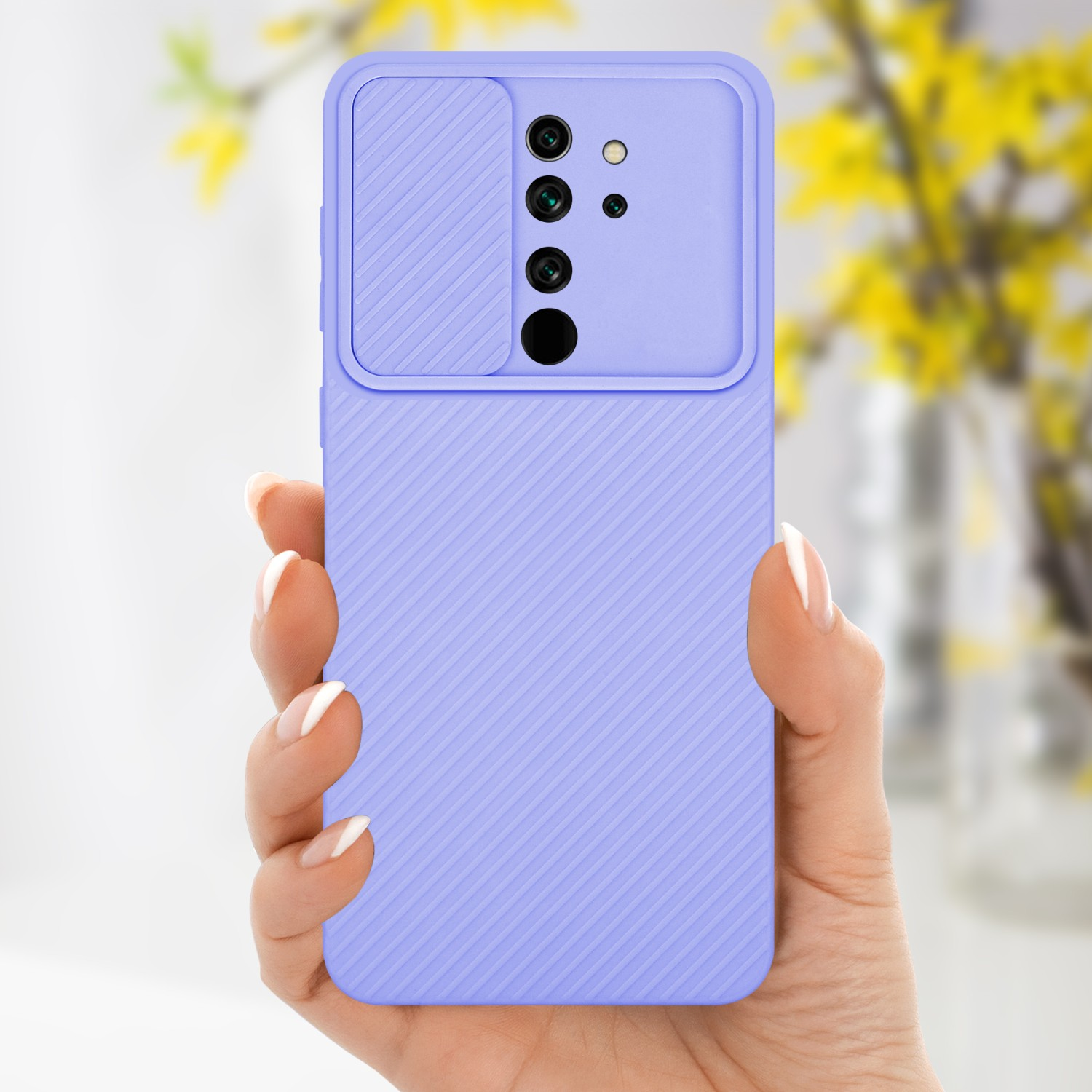 Una mano che tiene una custodia per telefono color lavanda con copertura fotocamera e retro fantasia.