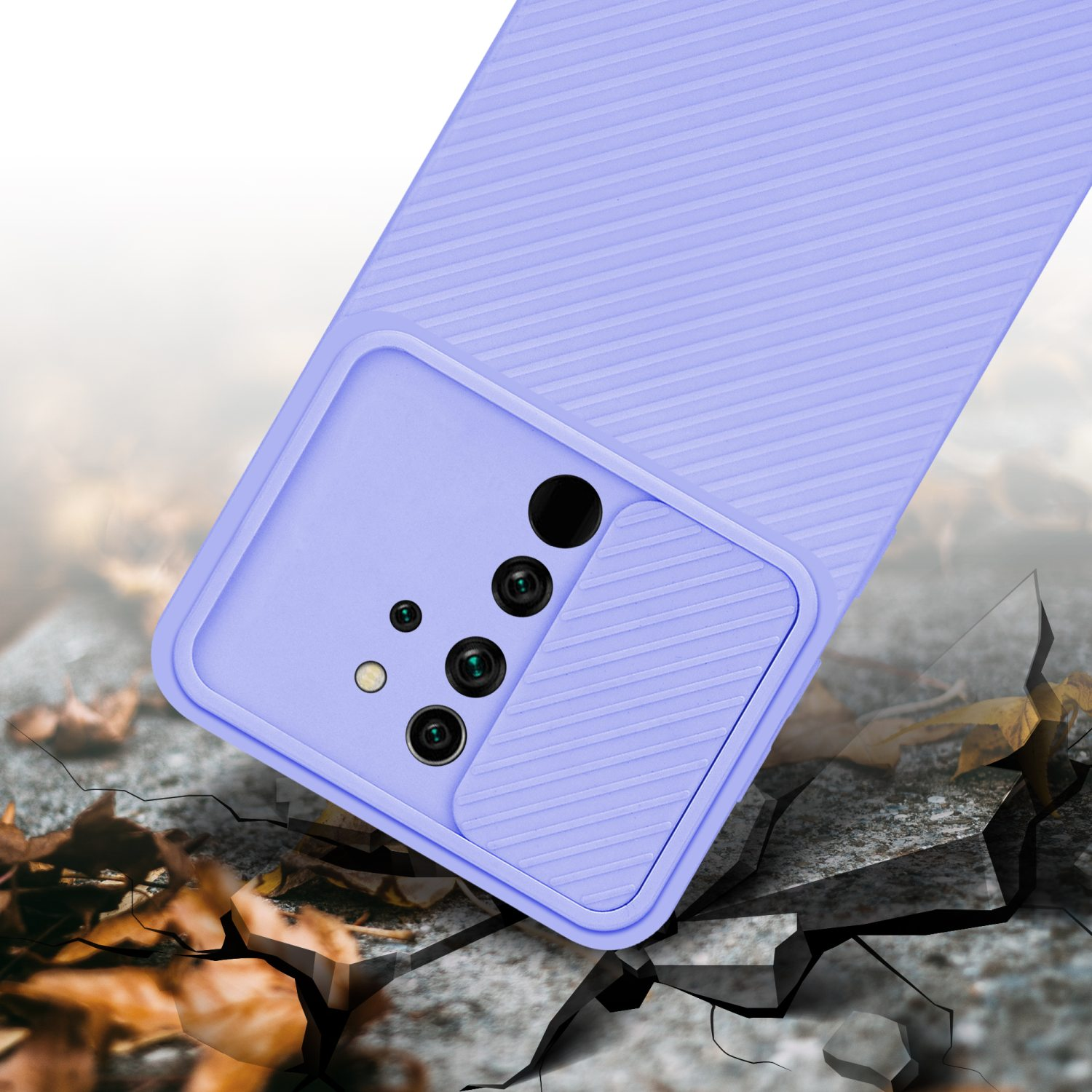 Custodia per telefono viola su cemento crepato. Con copertura per fotocamera.