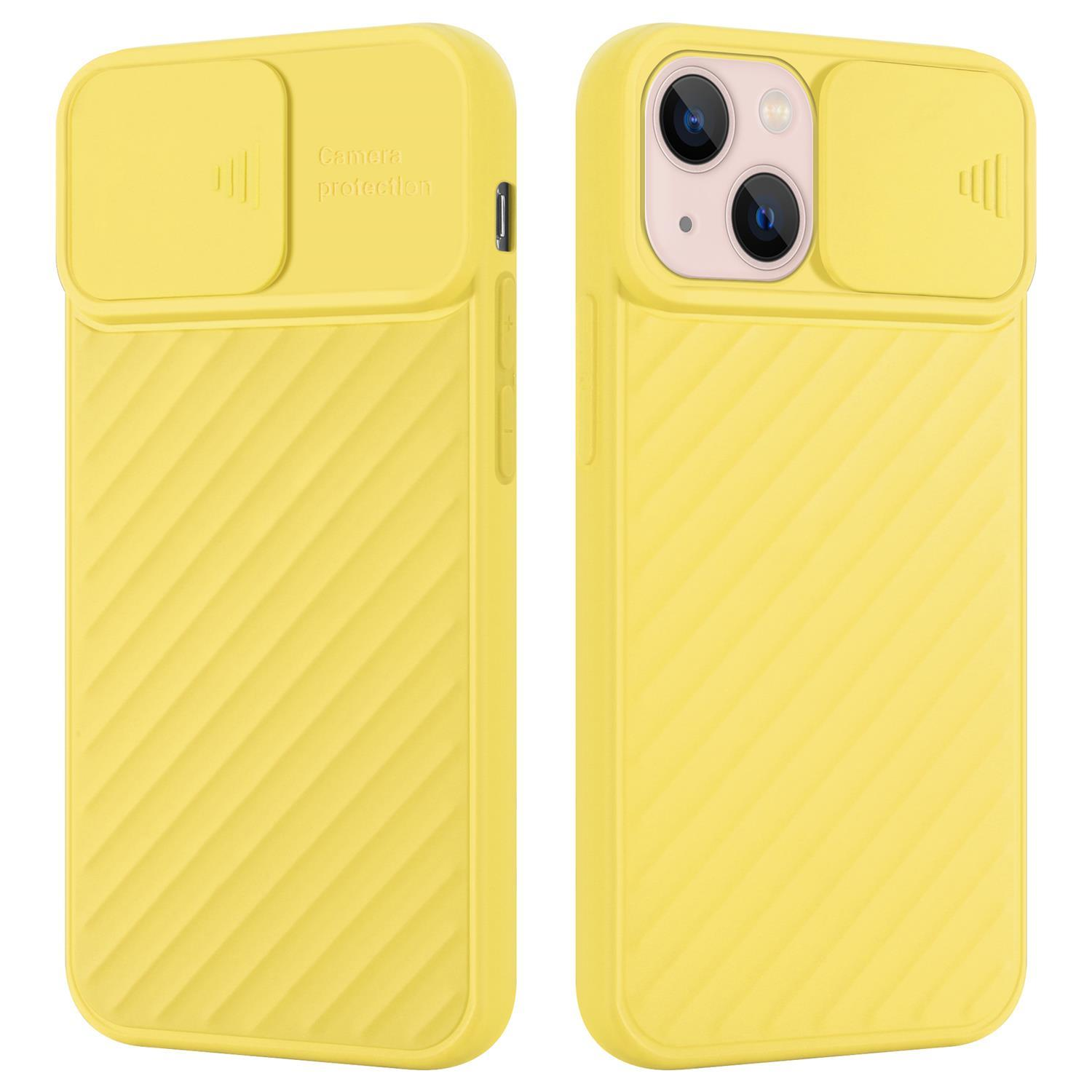Funda de teléfono amarilla con tapa para cámara. La pantalla del teléfono está encendida. El fondo es blanco.