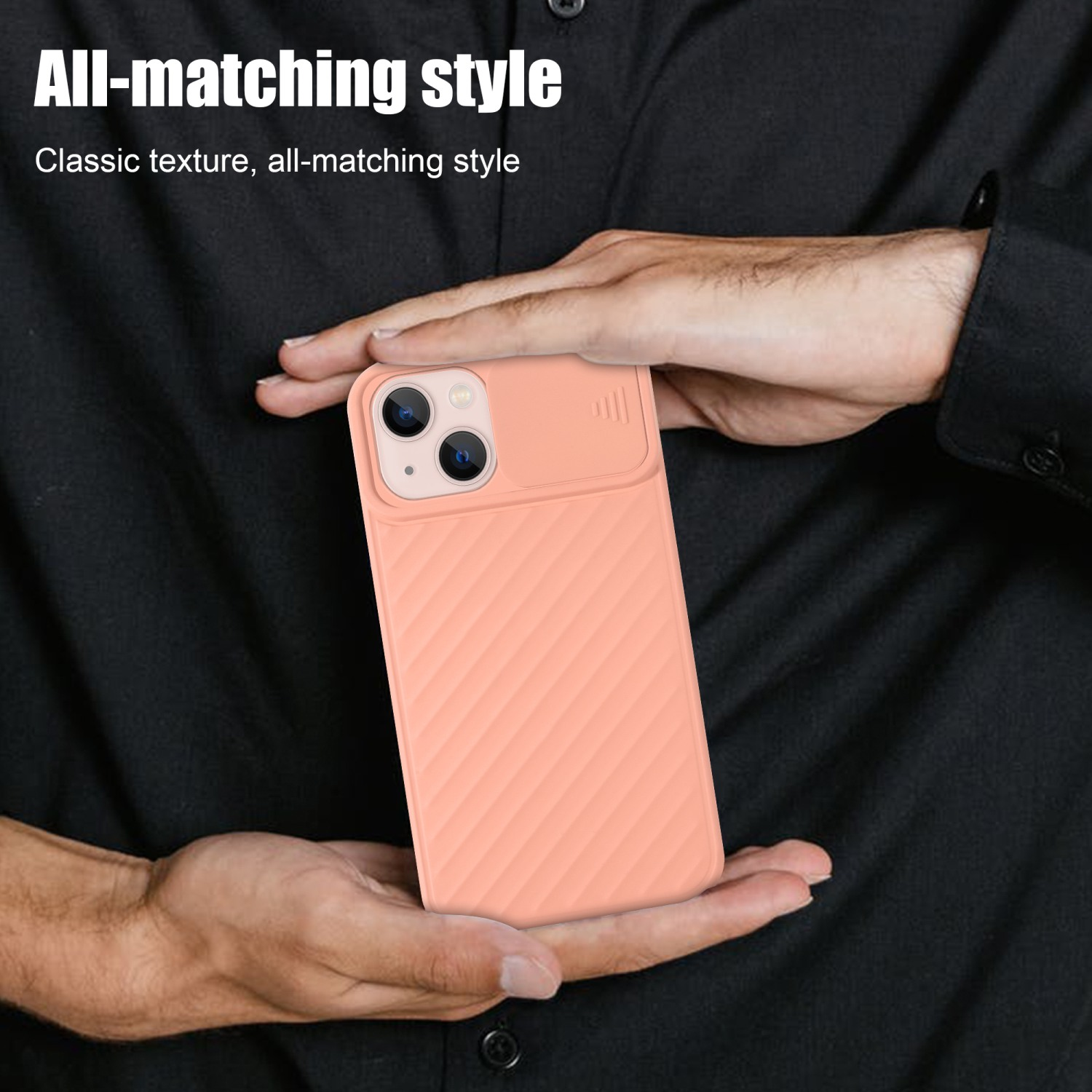 Persona sosteniendo una funda de teléfono color melocotón. La funda está en un teléfono. El texto dice.