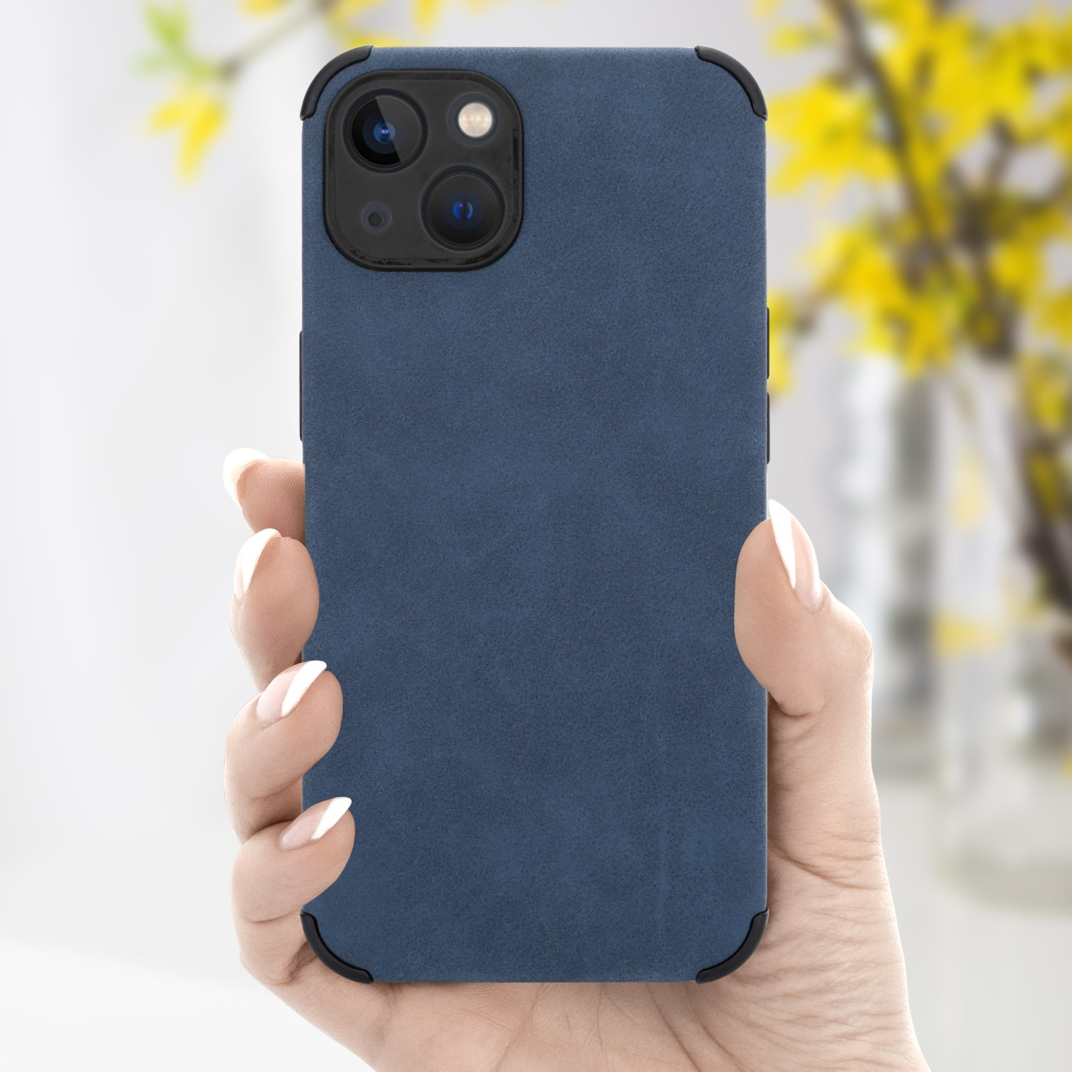 Hand hält blaues Telefon in Hülle mit schwarzen Rändern, gelbe Blumen im Hintergrund.