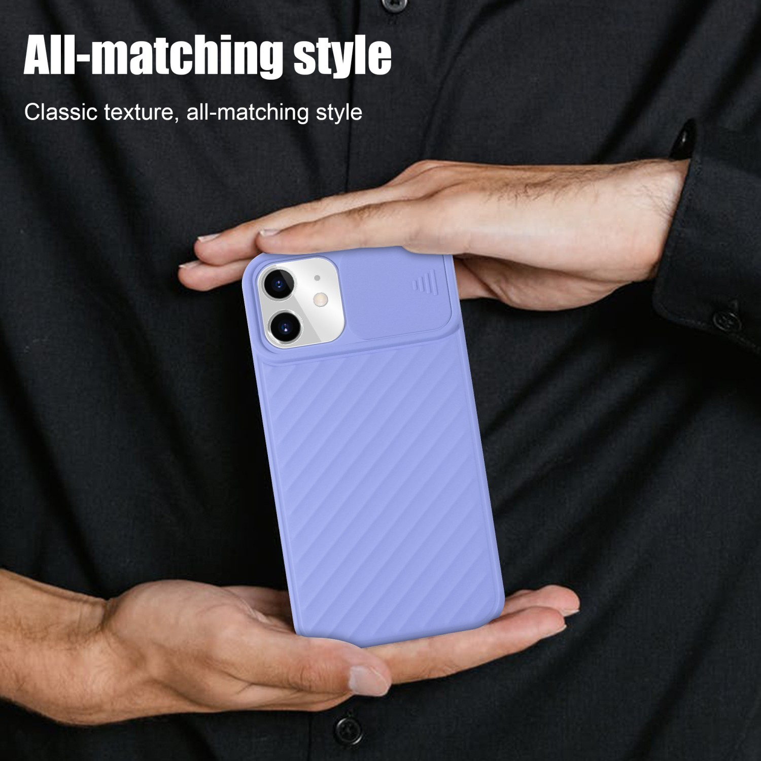 Una mano che tiene una custodia per telefono viola con un motivo strutturato e una copertura per la fotocamera.