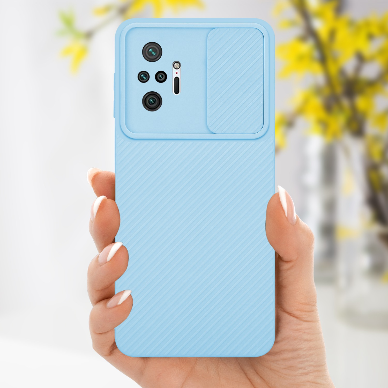 Una custodia per telefono azzurra con una copertura per fotocamera è tenuta in mano.