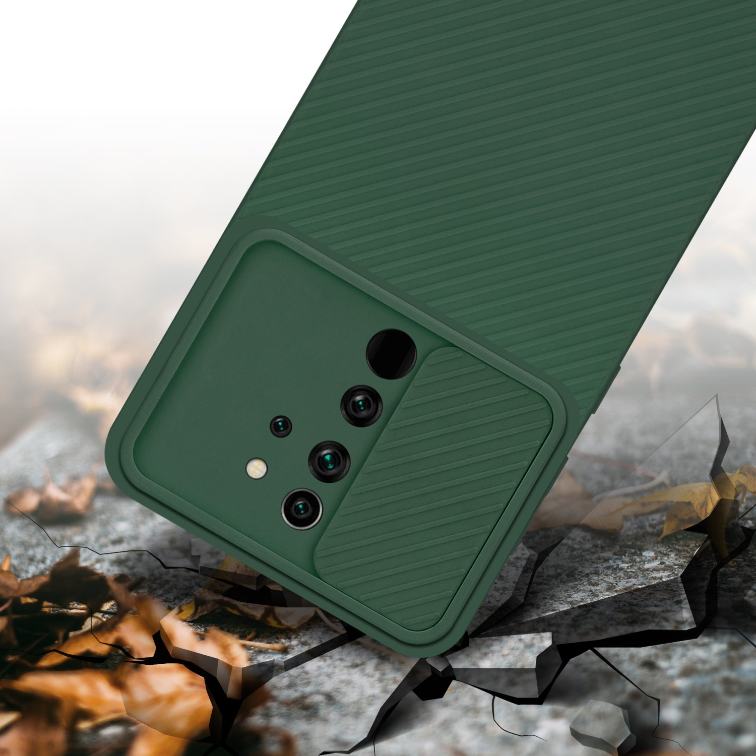 Custodia verde per telefono con ritagli multipli per fotocamera. Ha una superficie strutturata.