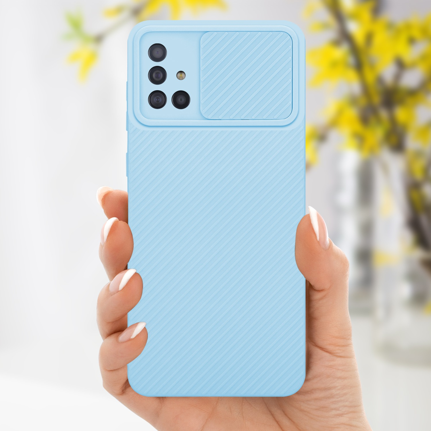 Hellblaue Handyhülle mit Kameraabdeckung, in einer Hand gehalten. Gelbe Blumen.