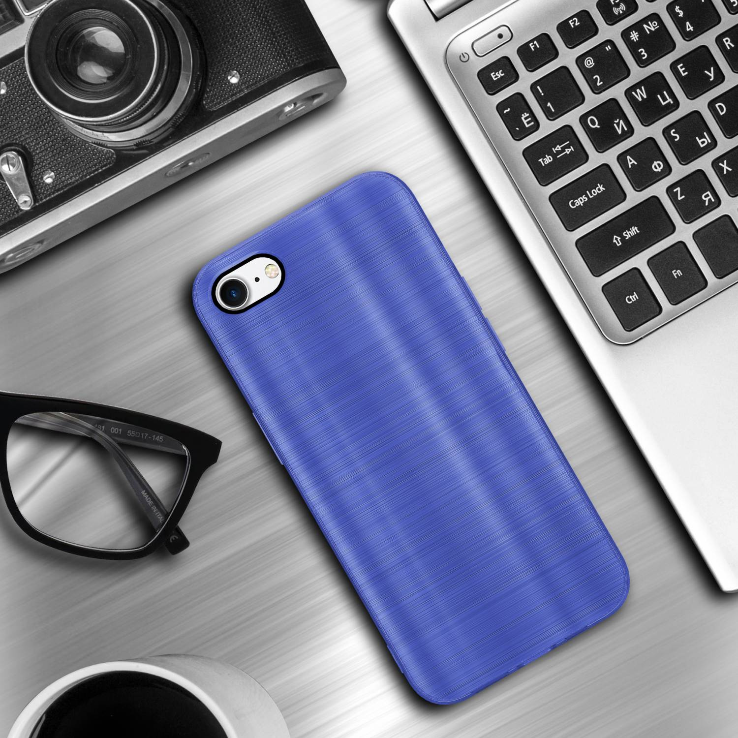 Blaue Handyhülle auf dem Schreibtisch. Hülle auf einem Schreibtisch mit Brille, Kamera und Laptop.