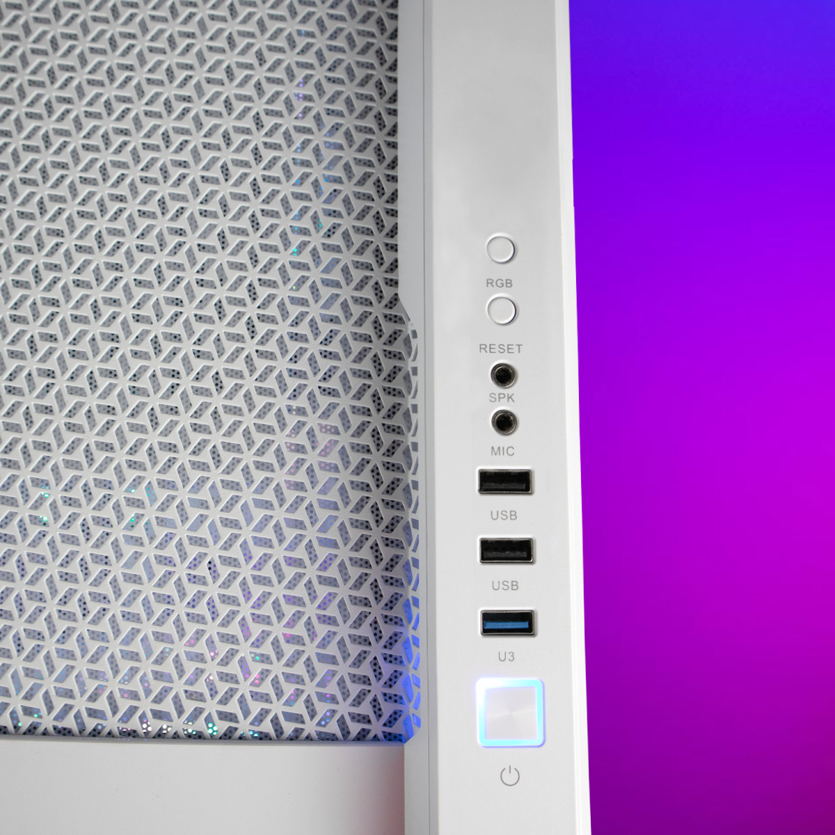 Nahaufnahme einer weißen Computergehäuse-Seitenwand mit Knöpfen und Anschlüssen. Ein lila-blauer Farbverlauf im Hintergrund.